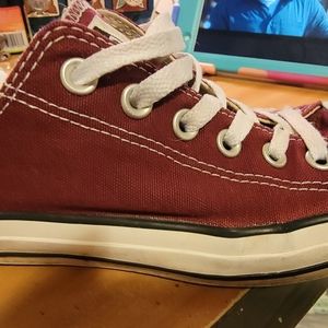 Chuck Taylor burgundy tennis shoes ,size 6,converse all star